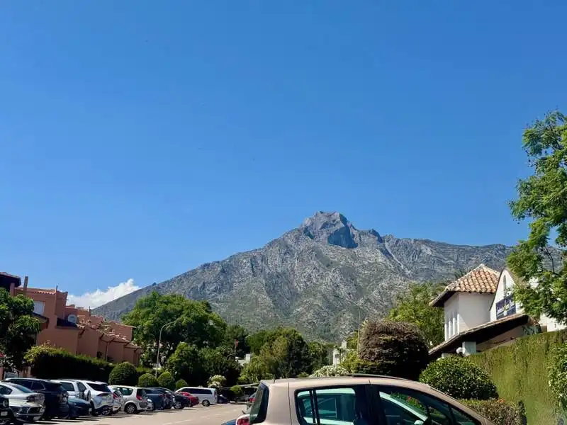 Vista exterior de Ático de alquiler en Marbella con Aire acondicionado, Terraza y Piscina