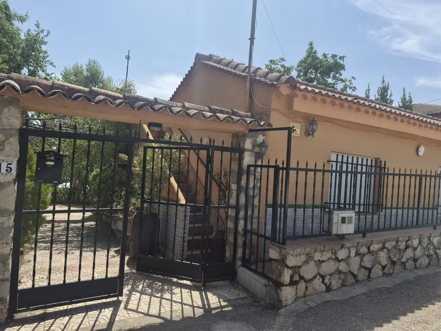 Vista exterior de Casa o chalet en venta en Albares con Calefacción, Jardín privado y Piscina