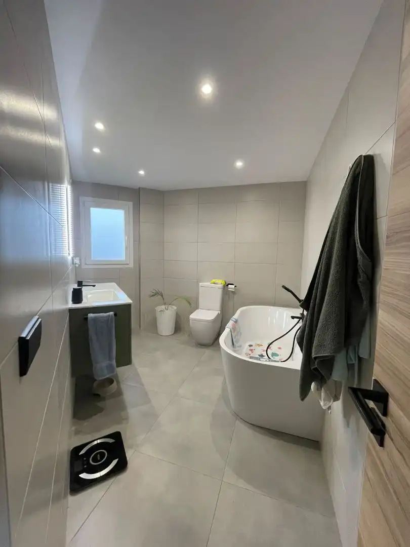 Badezimmer von Wohnung zum Verkauf in Onil mit Klimaanlage, Heizung und Balkon