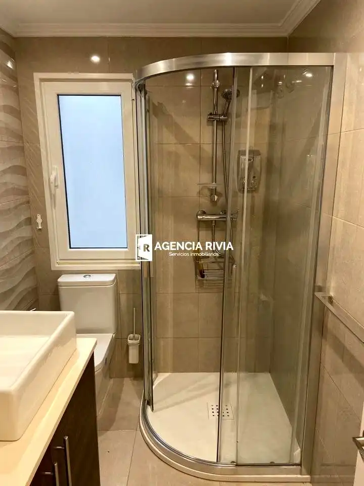 Bathroom of Flat for rent in Gijón   with Heating and Furnished