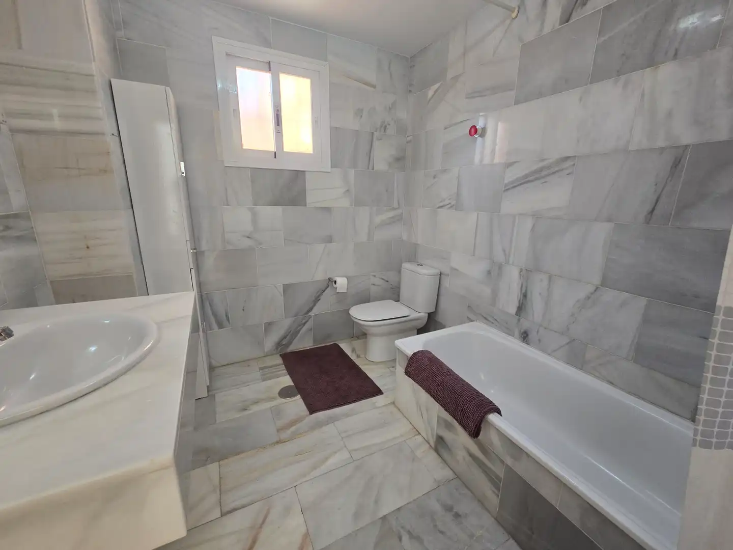 Badezimmer von Dachboden zum Verkauf in Mijas mit Klimaanlage, Heizung und Terrasse
