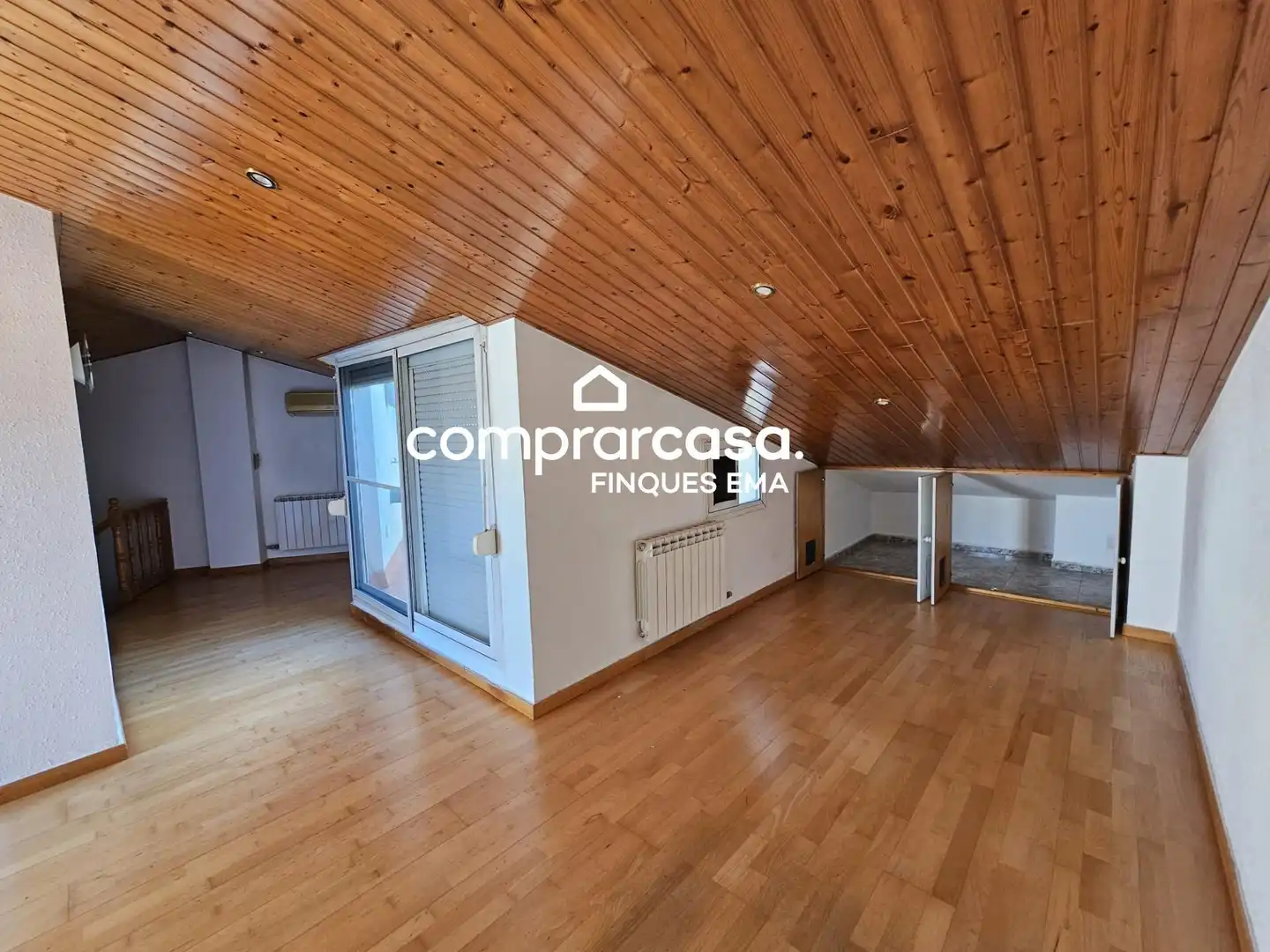 Vista exterior de Àtic en venda en Rubí amb Terrassa, Balcó i Piscina comunitària