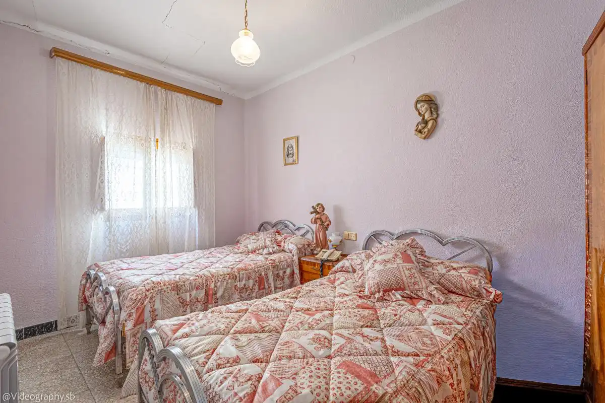 Dormitori de Casa adosada en venda en Valdepeñas amb Calefacció, Terrassa i Traster