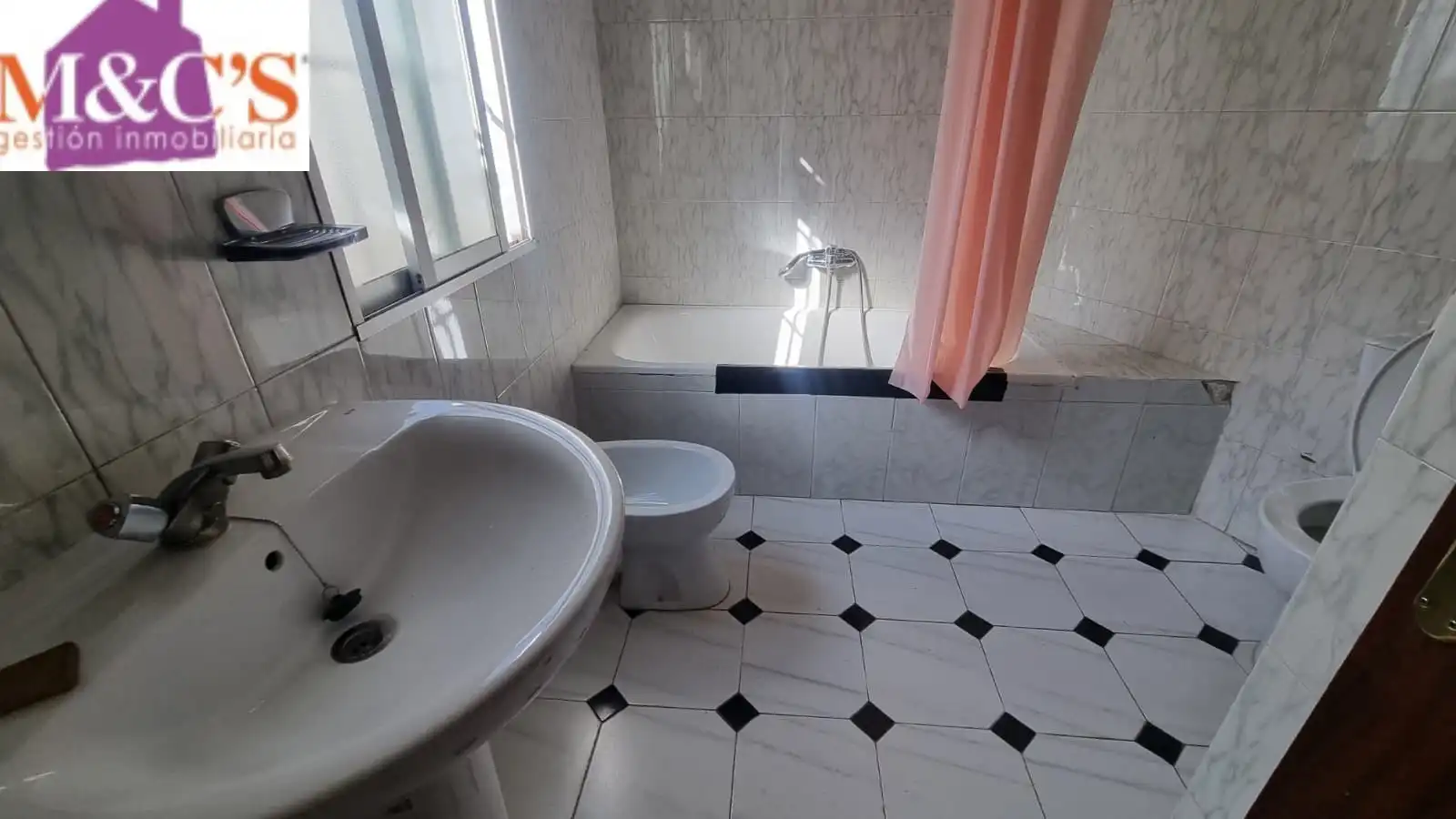Bany de Casa o xalet en venda en Villanueva de San Carlos amb Jardí privat i Moblat