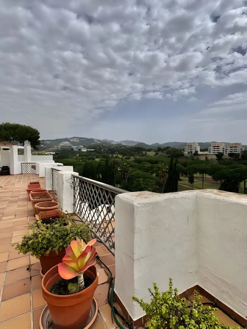 Außenansicht von Dachboden zum Verkauf in Marbella mit Klimaanlage, Terrasse und Schwimmbad