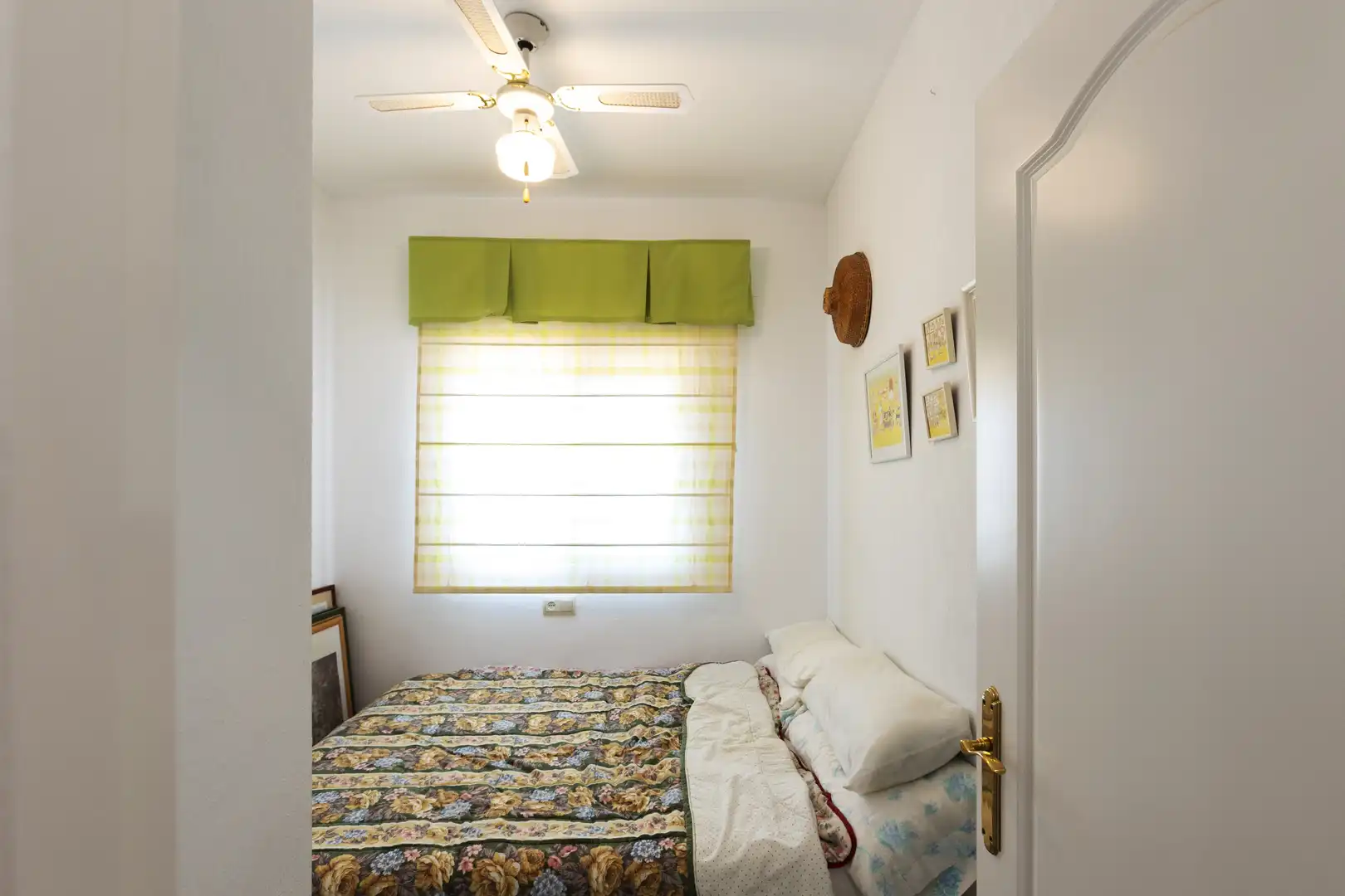Habitación de Ático en venta en Motril con Terraza, Balcón y Piscina comunitaria