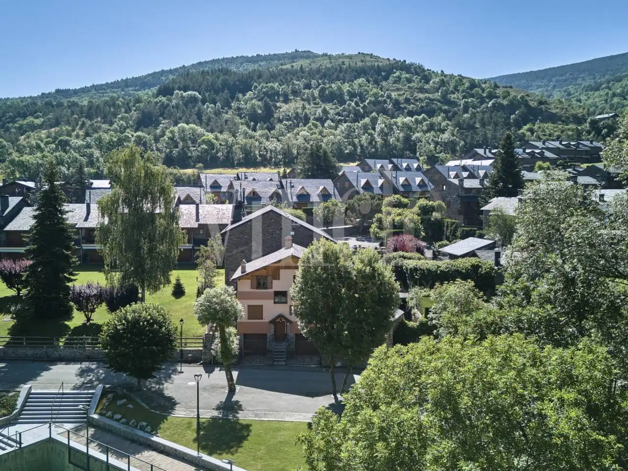Vista exterior de Casa o xalet en venda en Fontanals de Cerdanya amb Calefacció, Jardí privat i Parquet