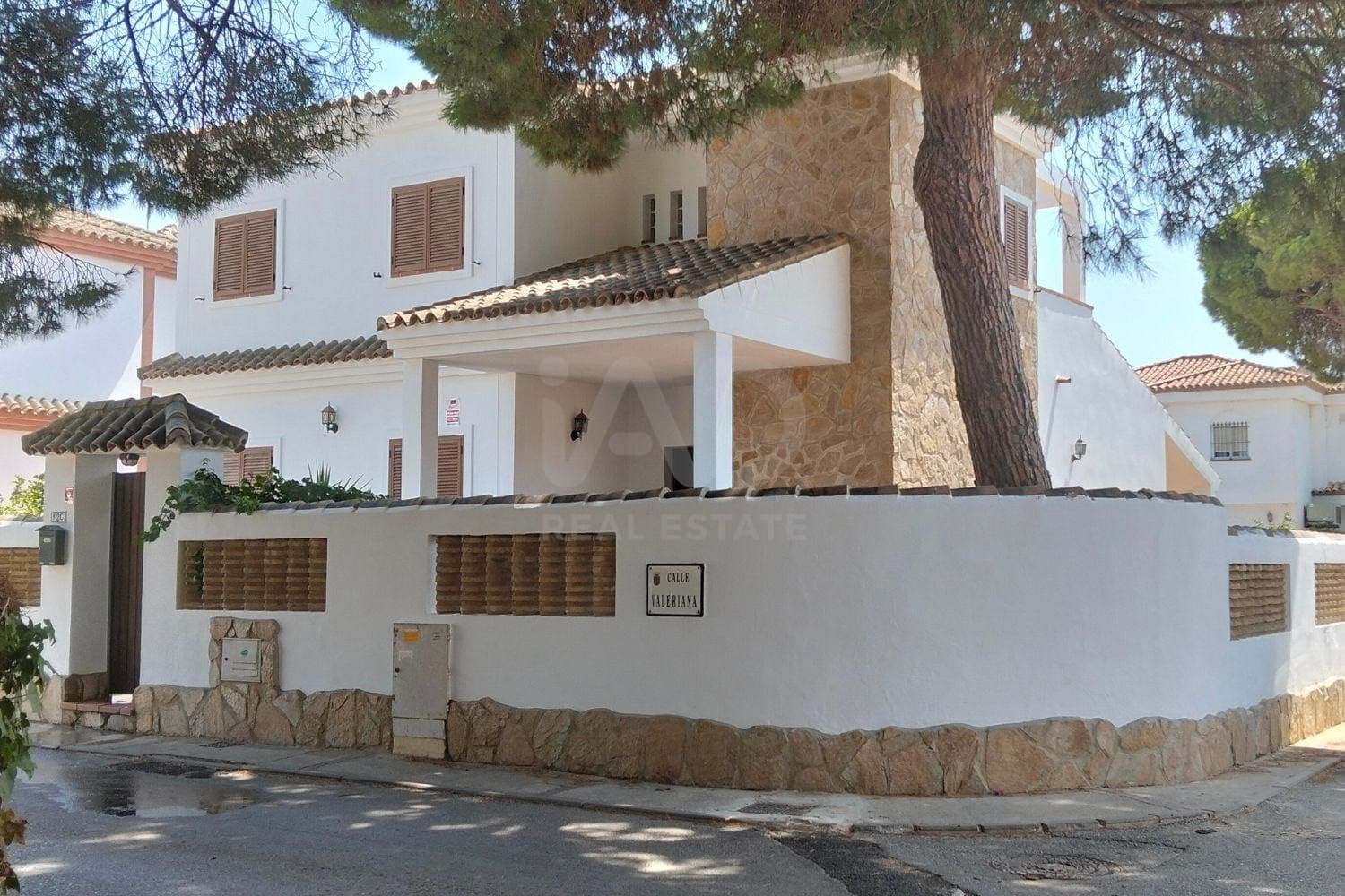 Vista exterior de Casa o chalet en venta en Chiclana de la Frontera con Aire acondicionado, Calefacción y Terraza