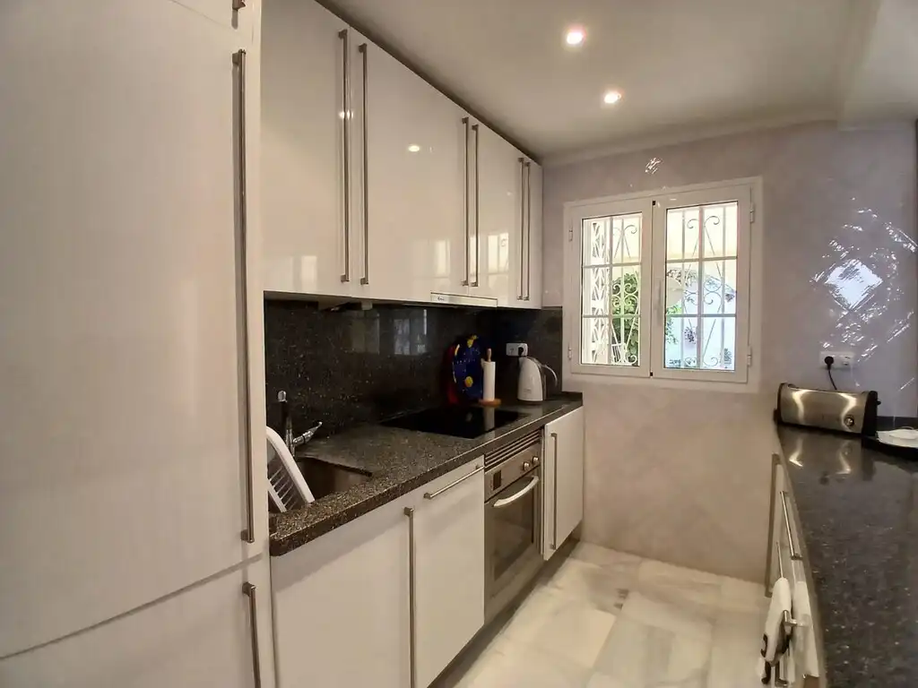 Küche von Einfamilien-Reihenhaus zum Verkauf in Fuengirola mit Klimaanlage, Terrasse und Möbliert
