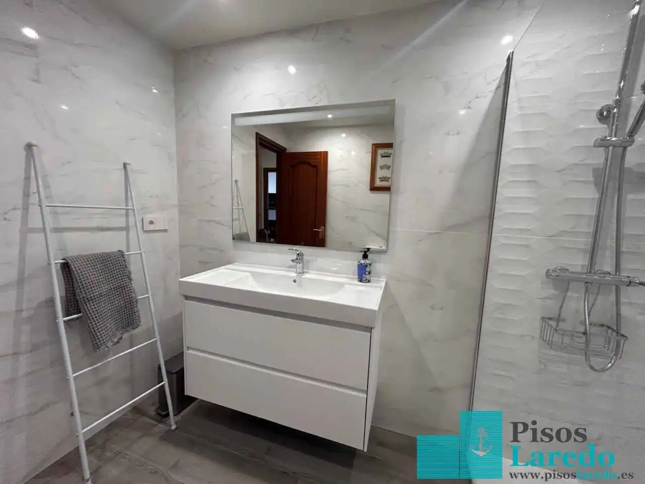 Bathroom of Flat for rent in Laredo  with Heating, Terrace and Furnished