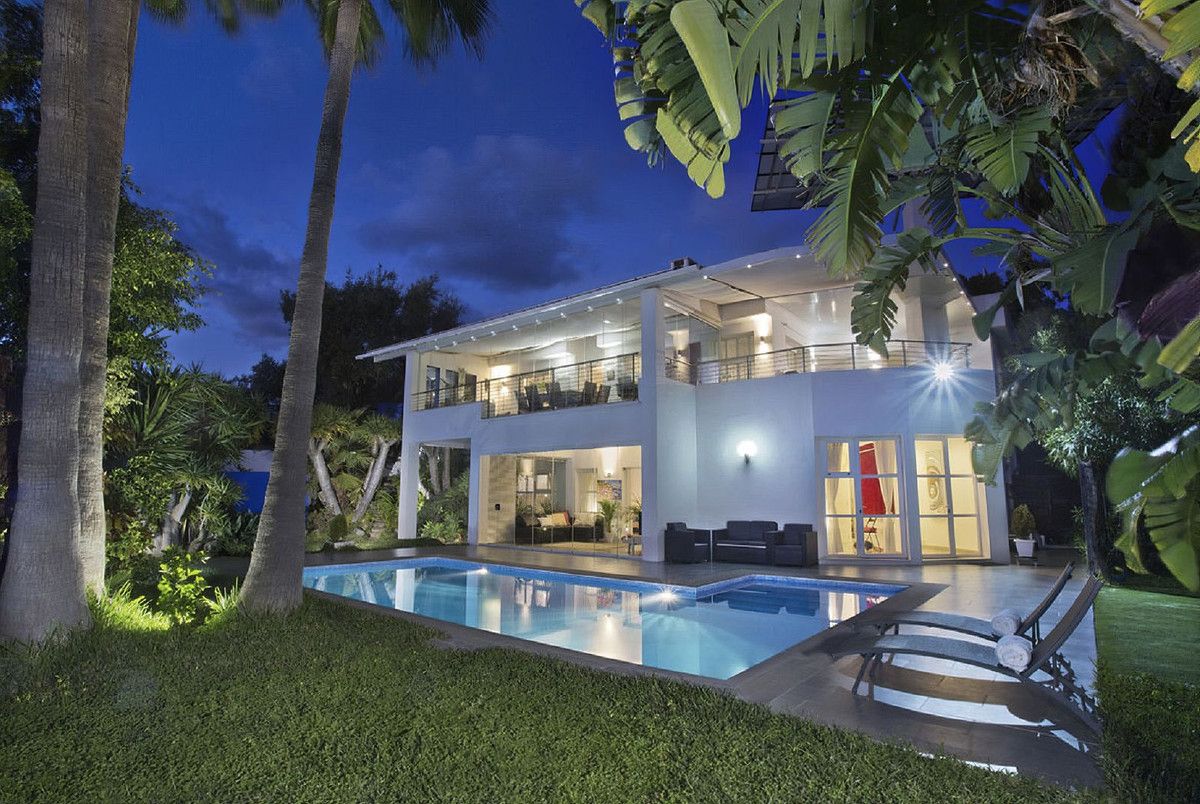 Swimming pool of House or chalet for sale in Marbella  with Air Conditioner, Private garden and Terrace