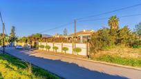 Vista exterior de Casa o xalet en venda en Estepona amb Jardí privat, Terrassa i Piscina