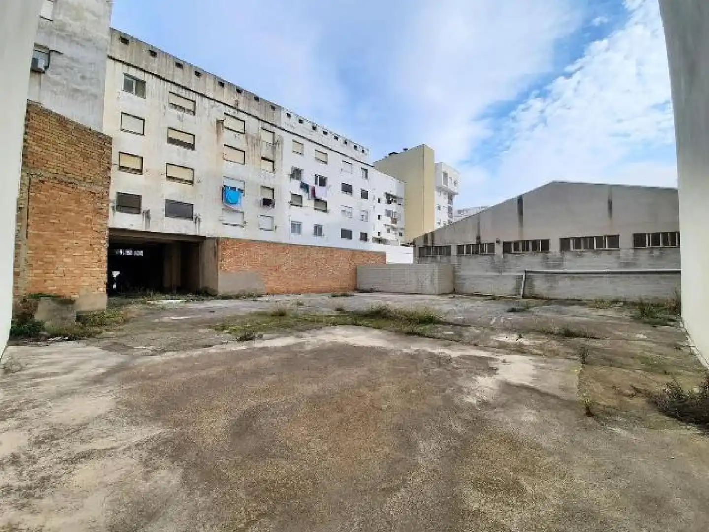 Außenansicht von Fabrikhallen zum Verkauf in Ontinyent