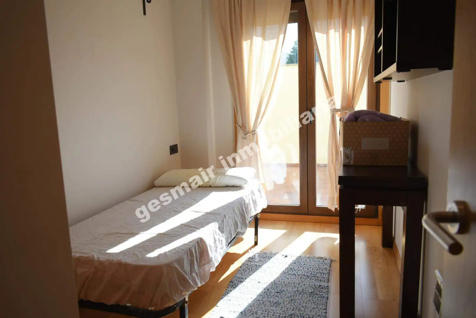 Dormitori de Apartament de lloguer en Pontevedra Capital  amb Calefacció, Parquet i Terrassa