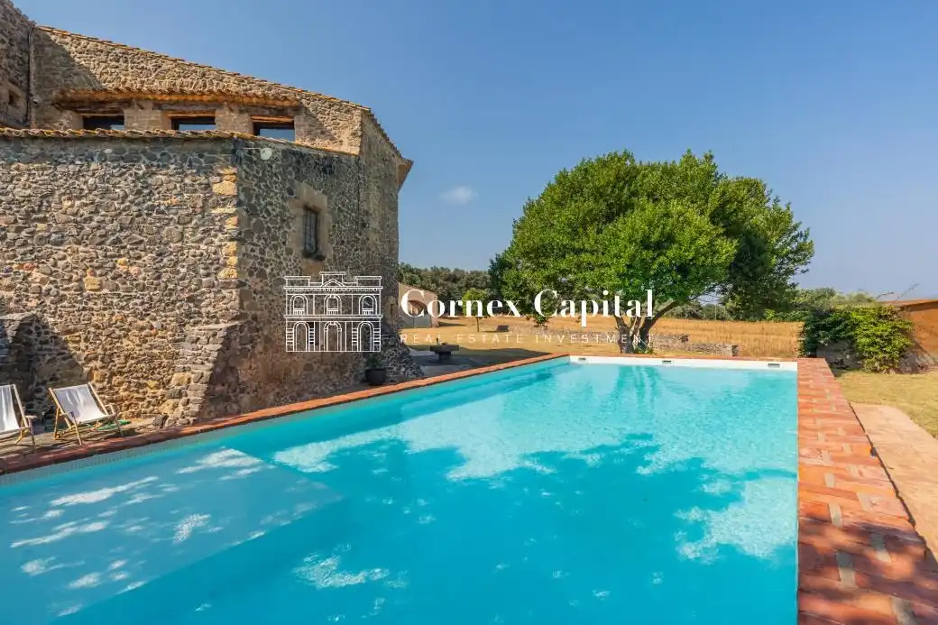 Schwimmbecken von Country house zur Miete in Rupià mit Klimaanlage, Heizung und Privatgarten