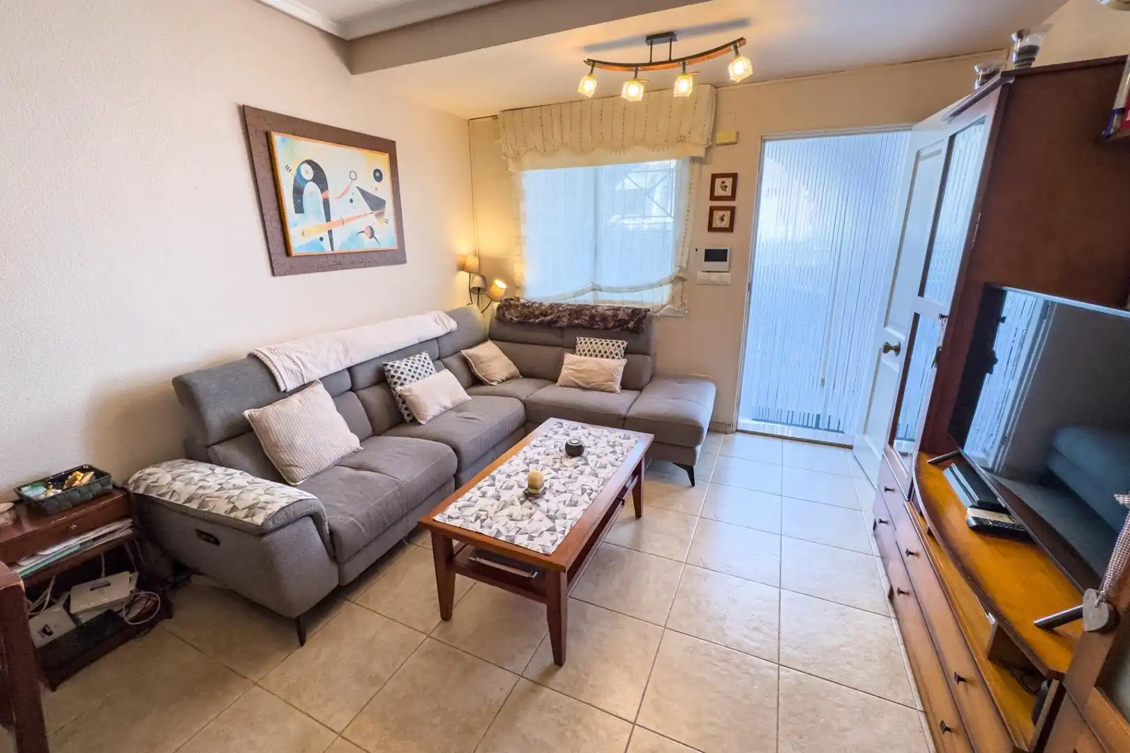 Sala d'estar de Casa adosada en venda en Torrevieja amb Aire condicionat, Jardí privat i Terrassa