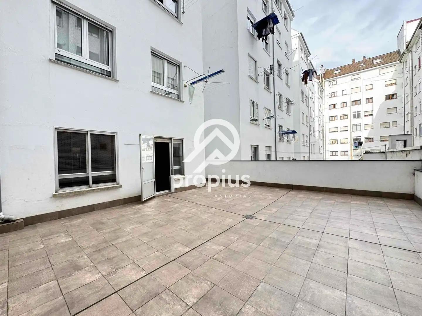 Vista exterior de Piso en venta en Oviedo  con Calefacción, Parquet y Terraza