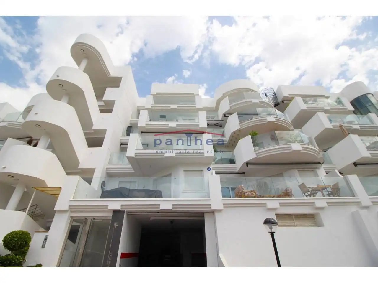 Vista exterior de Piso en venta en Rincón de la Victoria con Aire acondicionado, Terraza y Piscina comunitaria