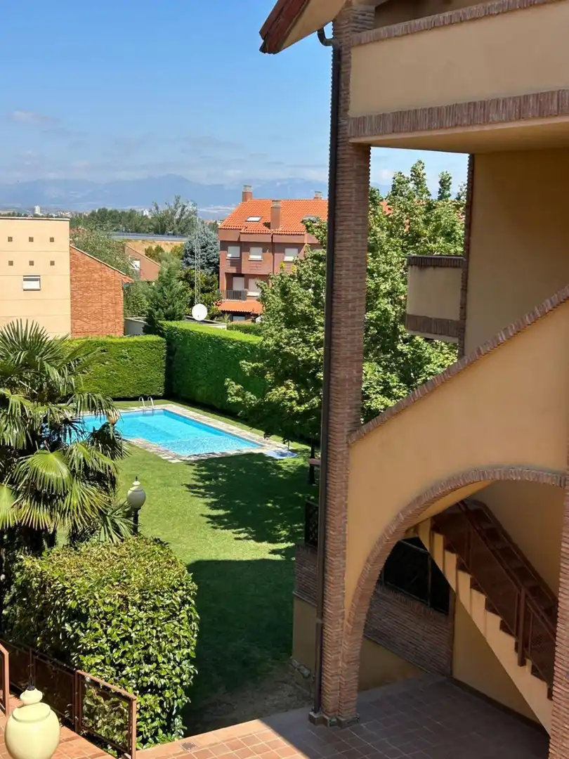 Piscina de Dúplex en venda en Villamediana de Iregua amb Calefacció, Parquet i Terrassa