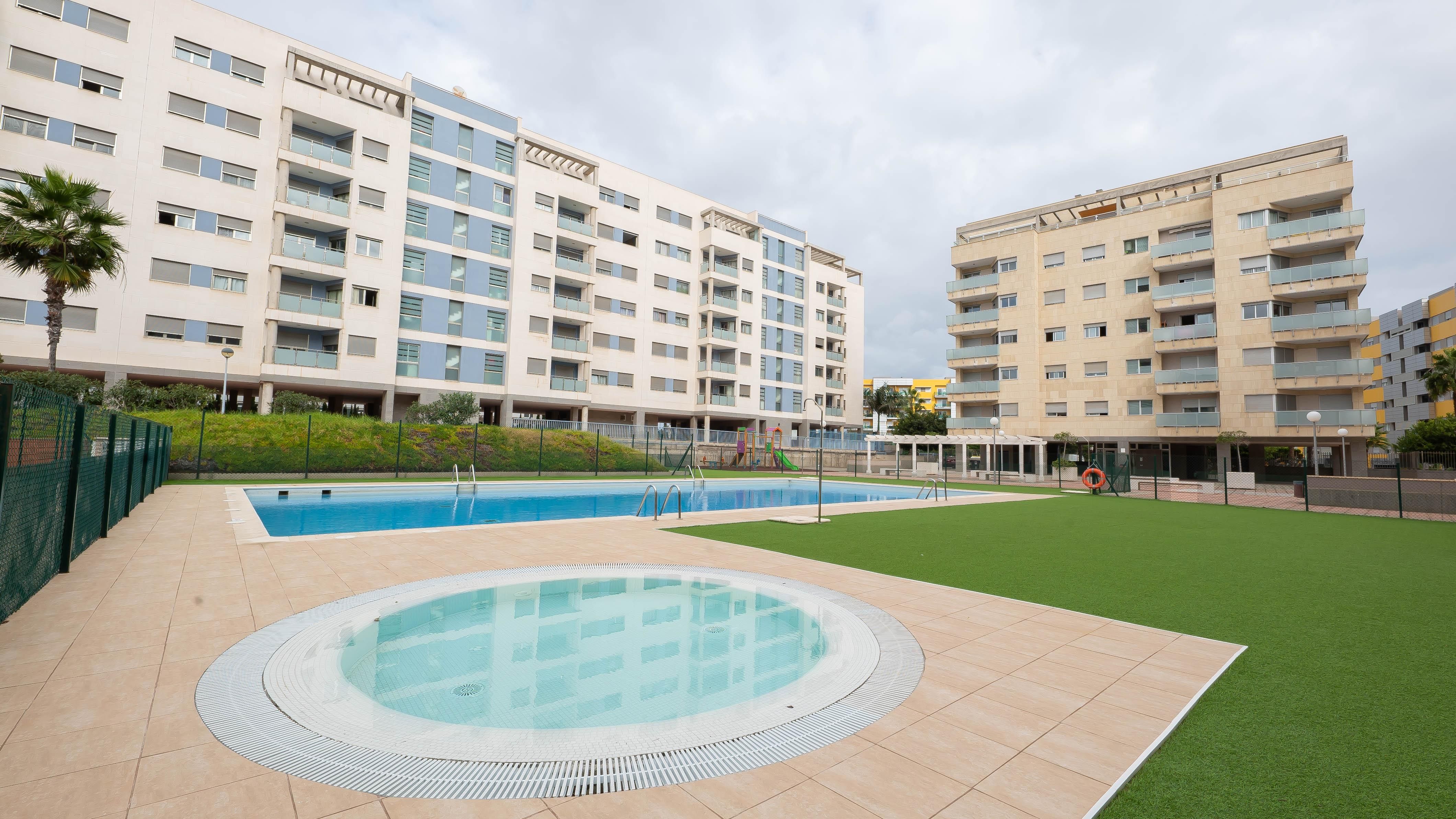 Piscina de Pis de lloguer en Las Palmas de Gran Canaria amb Parquet, Terrassa i Traster