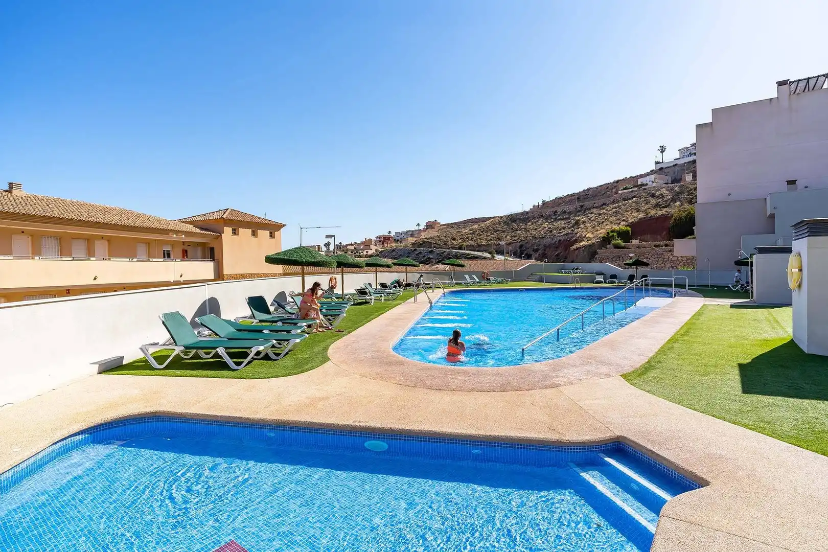Piscina de Pis en venda en Vícar amb Aire condicionat, Terrassa i Moblat