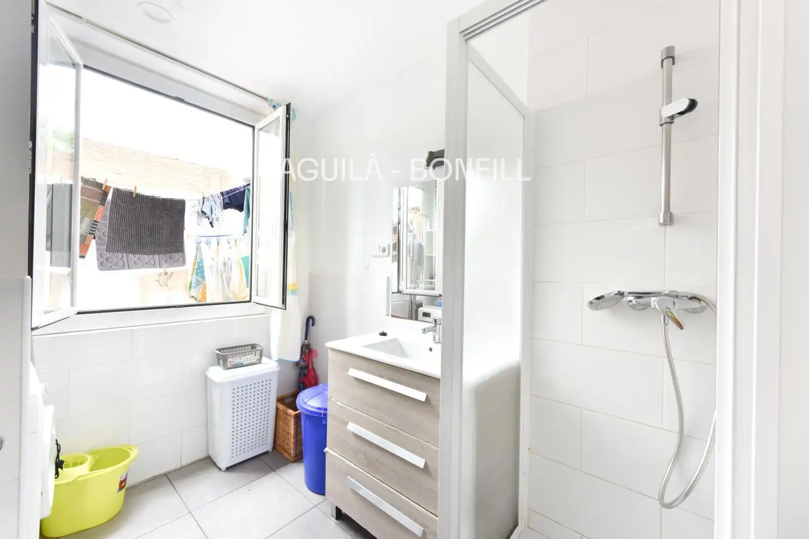 Bathroom of Flat for sale in Barcelona
