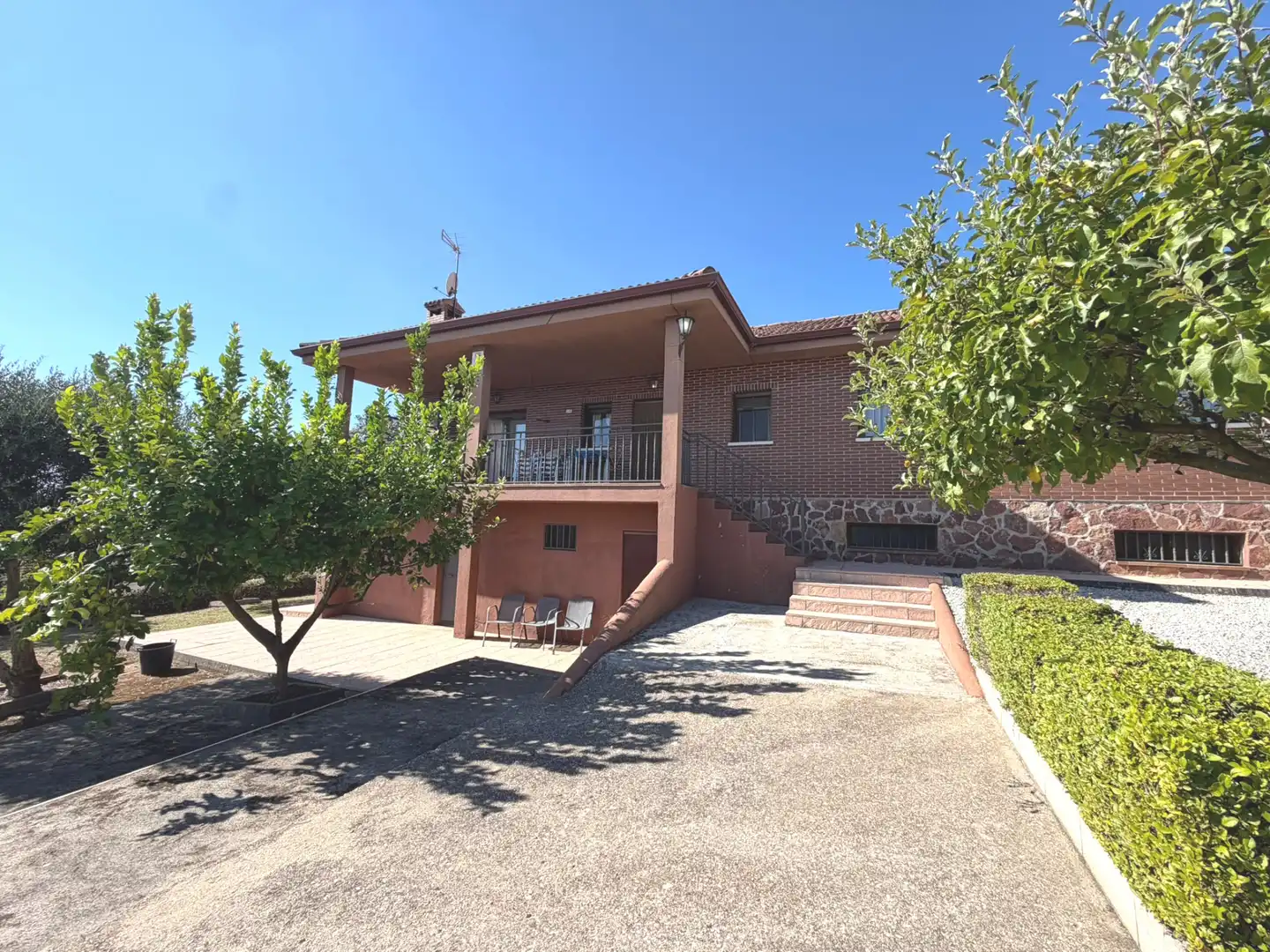 Vista exterior de Casa o chalet en venta en Villa del Prado, Madrid