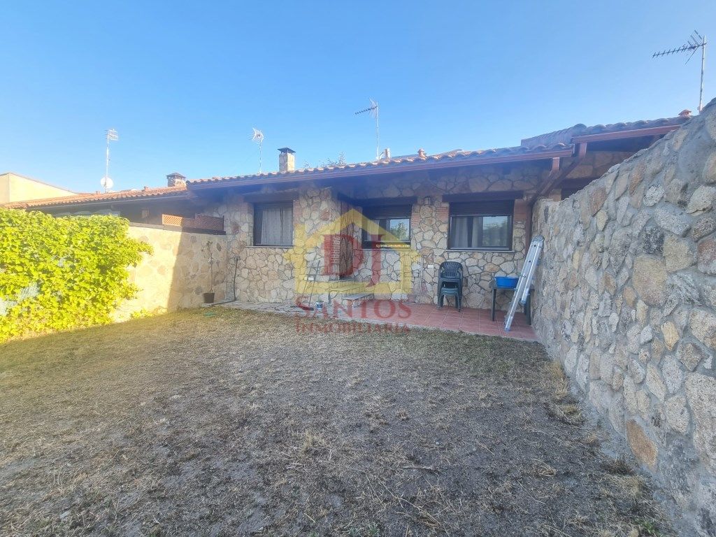 Exterior view of Single-family semi-detached for sale in Zarapicos