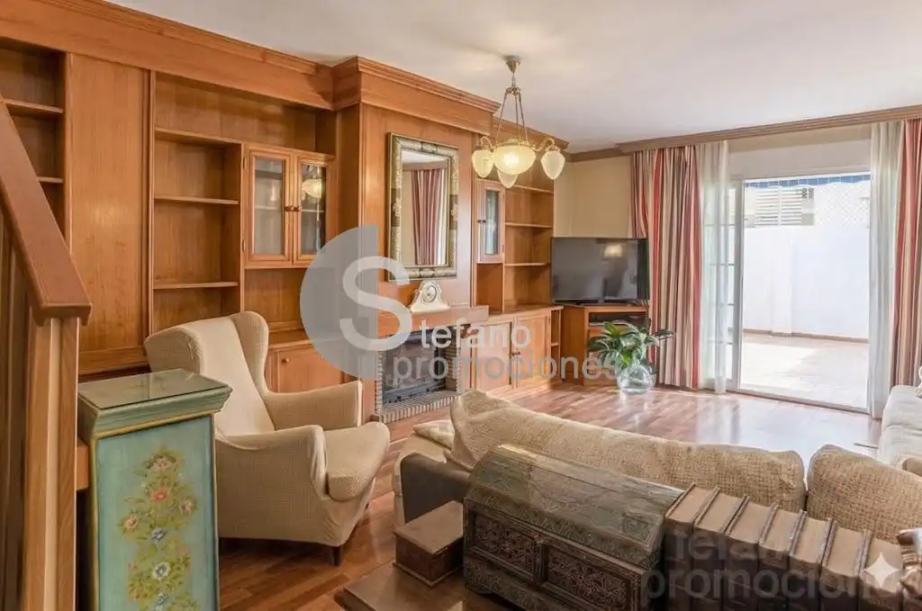 Sala d'estar de Casa adosada en venda en Málaga amb Aire condicionat, Terrassa i Traster