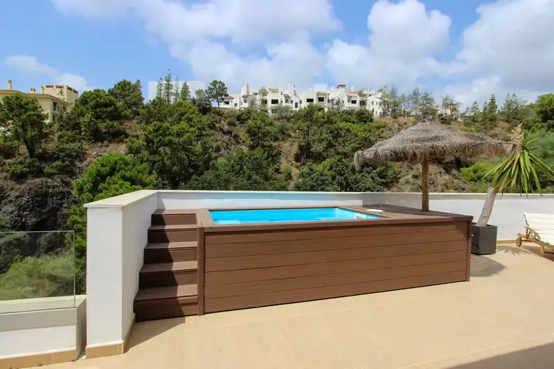 Schwimmbecken von Dachboden zum Verkauf in Benahavís mit Klimaanlage, Terrasse und Schwimmbad