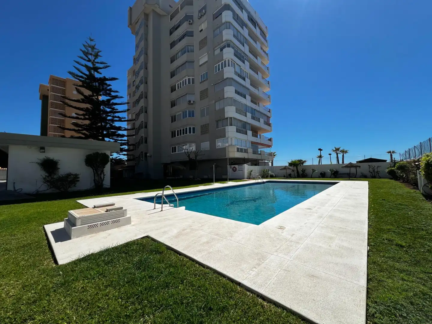 Piscina de Apartament en venda en Fuengirola amb Aire condicionat, Terrassa i Piscina comunitària