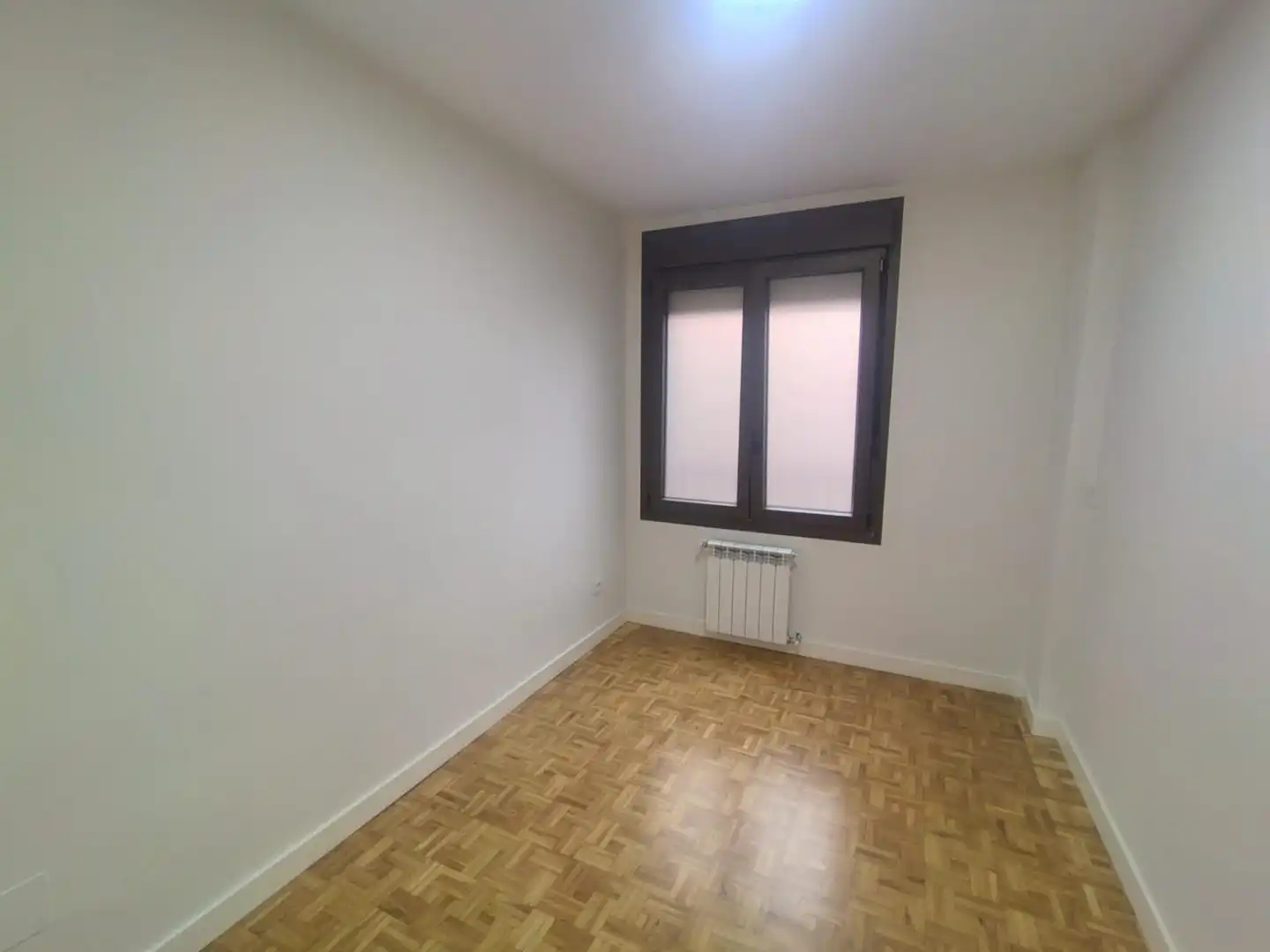 Bedroom of Flat for rent in Valladolid  with Air Conditioner, Heating and Parquet flooring