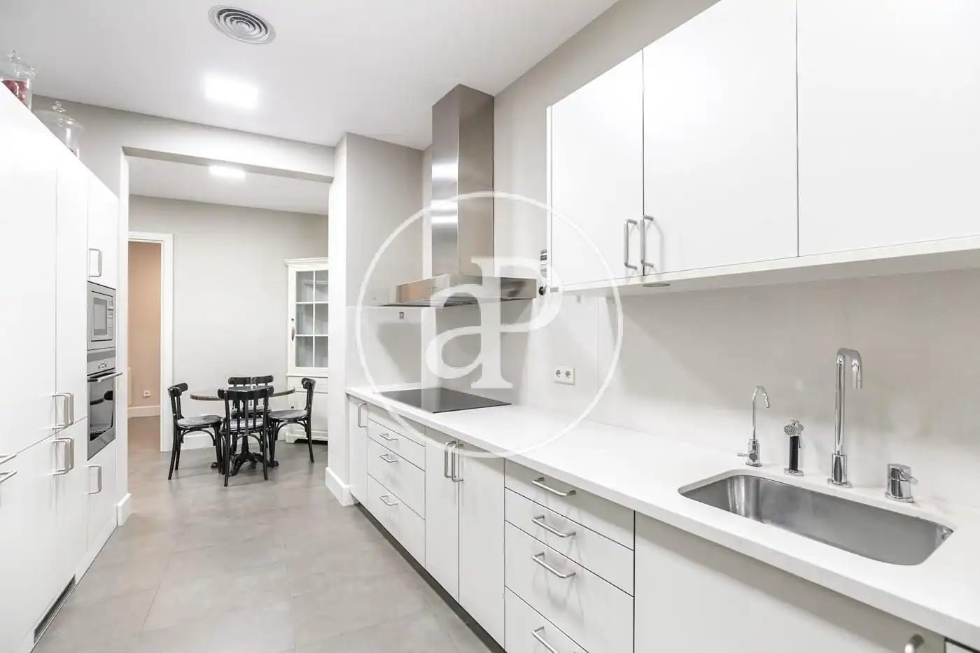 Küche von Wohnung zum Verkauf in Barcelona mit Klimaanlage, Heizung und Balkon
