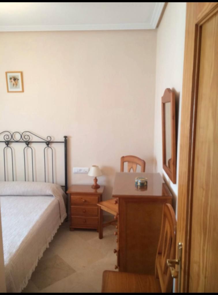 Dormitori de Pis de lloguer en Dos Hermanas amb Aire condicionat, Terrassa i Moblat