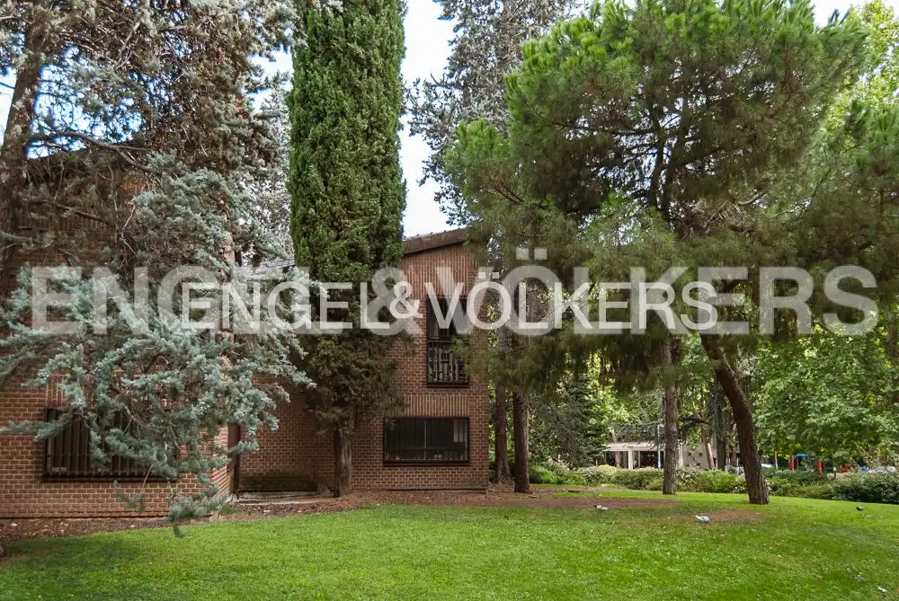 Vista exterior de Pis en venda en Madrid amb Aire condicionat, Calefacció i Jardí privat