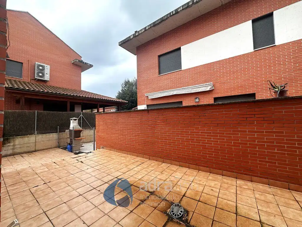 Vista exterior de Casa o xalet en venda en Cirueña amb Calefacció, Jardí privat i Terrassa