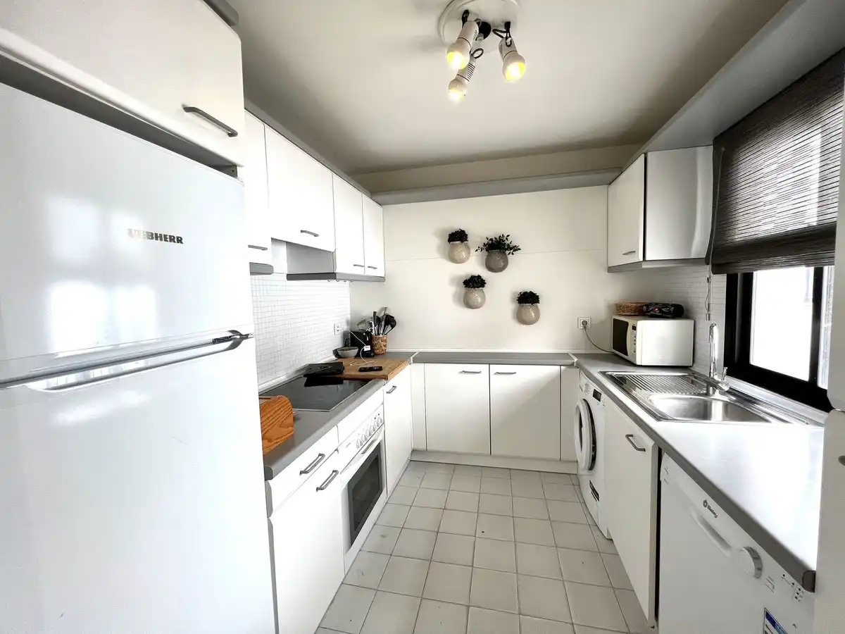 Cocina de Dúplex de alquiler en Estepona con Aire acondicionado, Terraza y Trastero