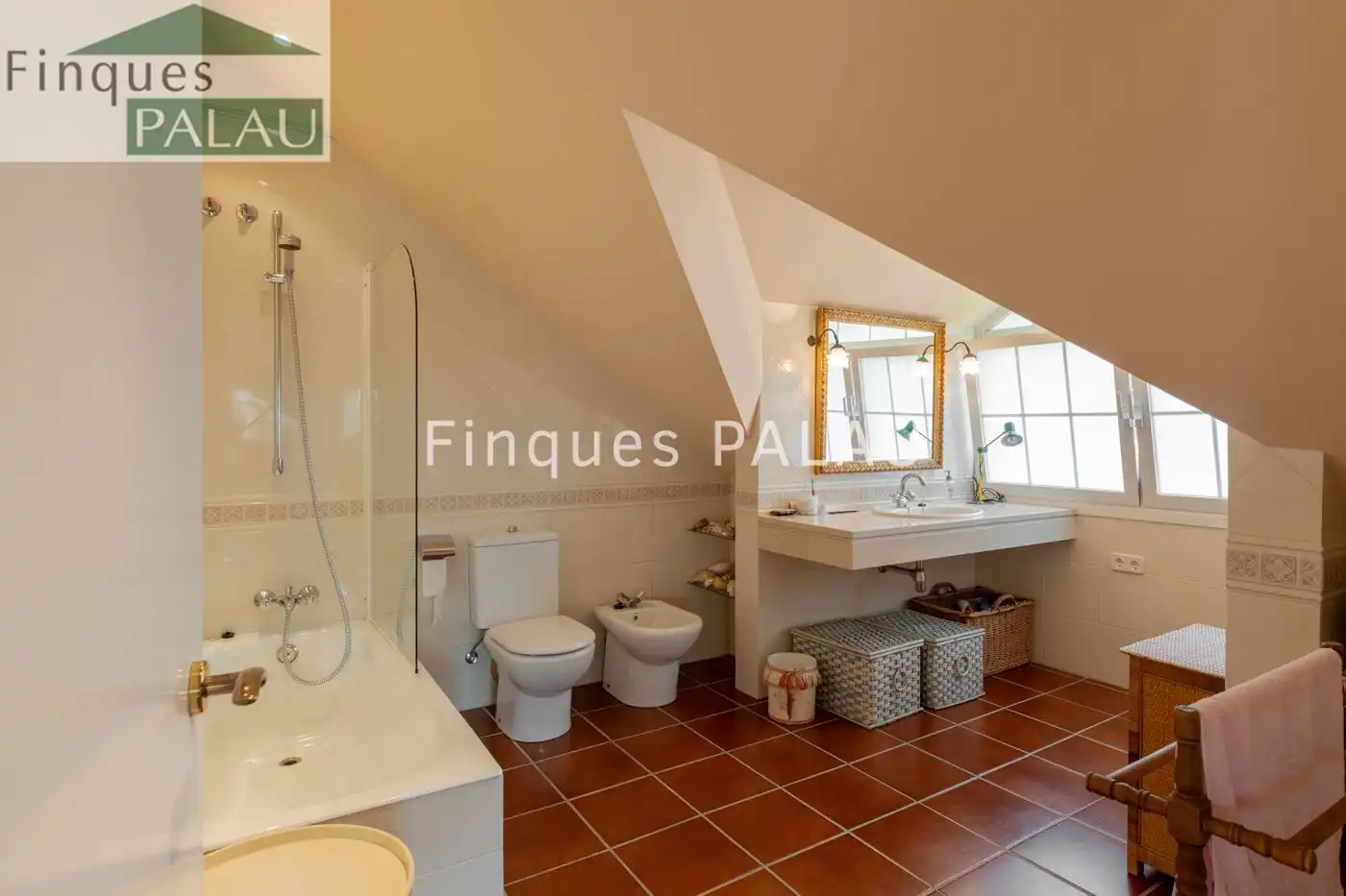 Bany de Casa o xalet en venda en Sant Just Desvern amb Aire condicionat, Calefacció i Jardí privat