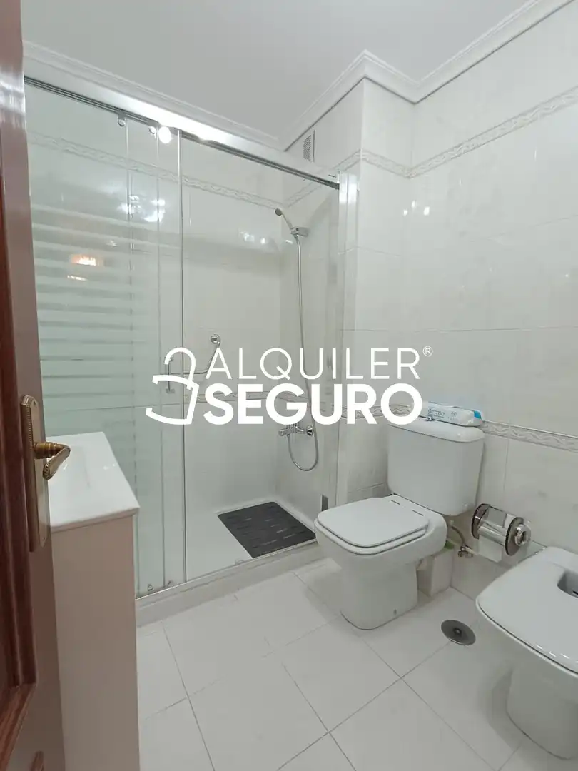 Bathroom of Flat for rent in Madrid  with Air Conditioner, Heating and Terrace