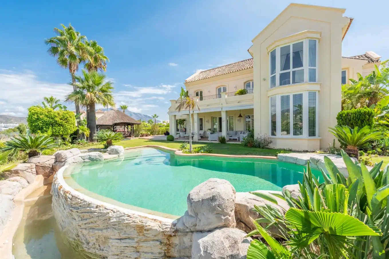 Casa con piscina en venta en Benahavís pueblo