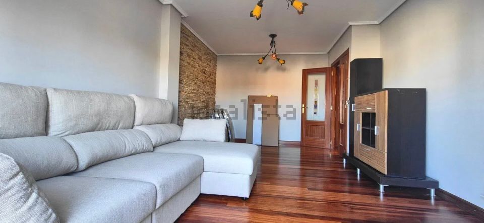 Sala d'estar de Àtic en venda en Castro-Urdiales amb Calefacció, Terrassa i Traster