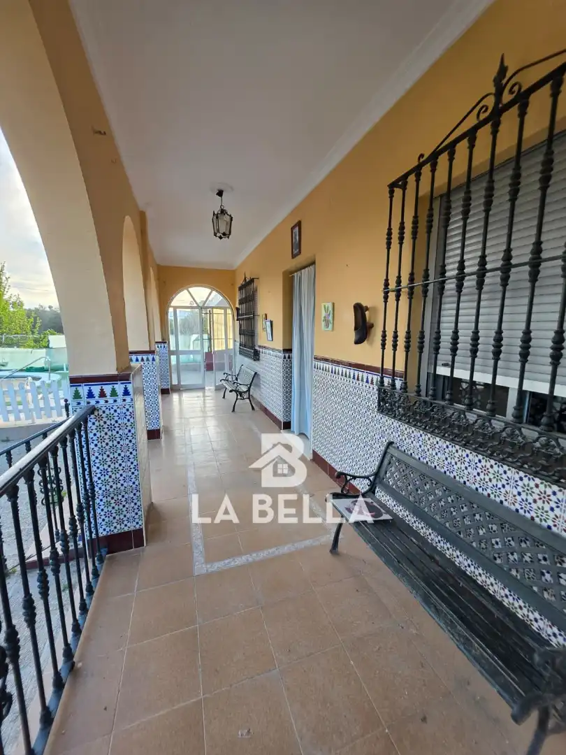 Vista exterior de Casa o xalet en venda en Coria del Río amb Aire condicionat, Jardí privat i Traster