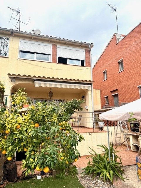 Vista exterior de Casa adosada en venda en Parets del Vallès amb Aire condicionat, Calefacció i Jardí privat