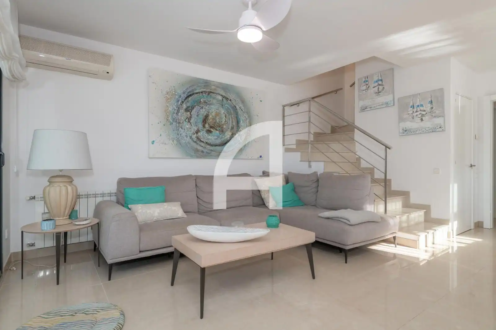 Wohnzimmer von Einfamilien-Reihenhaus zum Verkauf in Castell d'Aro, Platja d'Aro i s'Agaró mit Klimaanlage, Privatgarten und Terrasse