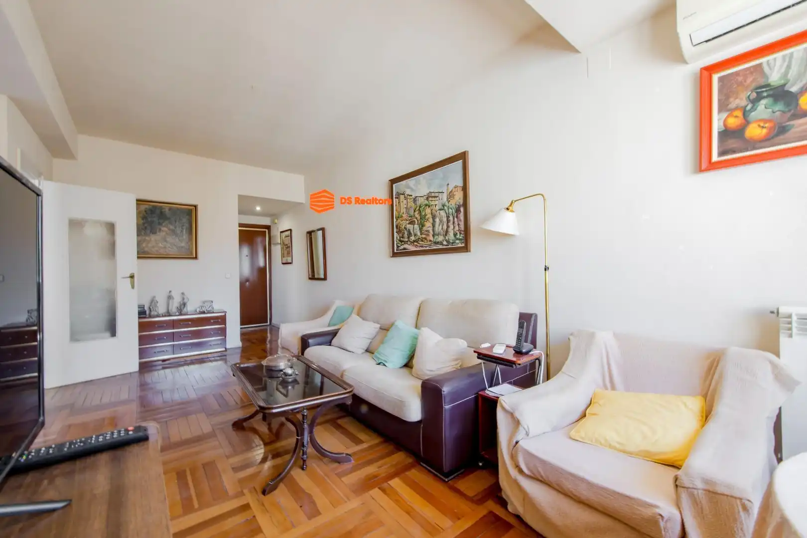 Living room of Flat for sale in Madrid  with Air Conditioner, Heating and Parquet flooring