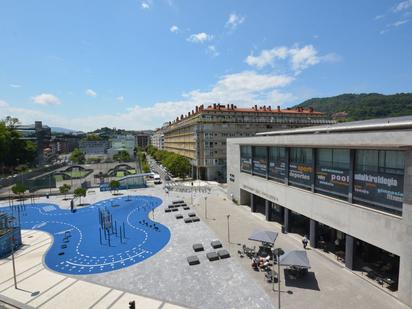 Vista exterior de Pis en venda en Donostia - San Sebastián  amb Balcó