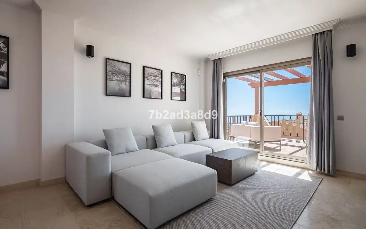 Sala d'estar de Àtic en venda en Estepona amb Aire condicionat, Terrassa i Moblat