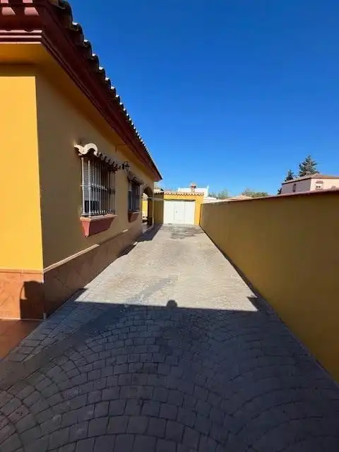 Vista exterior de Casa o xalet en venda en Chiclana de la Frontera amb Jardí privat i Terrassa