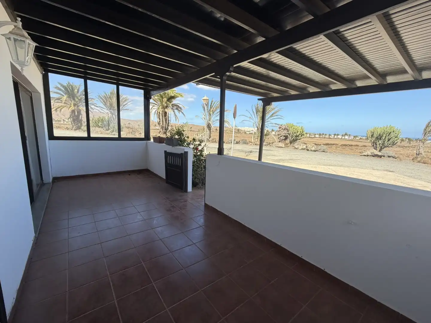Casa aparellada amb terrassa en venda a Costa Teguise