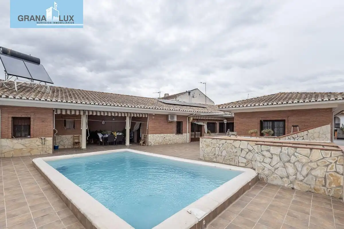 Chalet en venta en Calle de la Virgen del Rocío, imagen 2